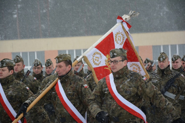 Sztandar w śniegu