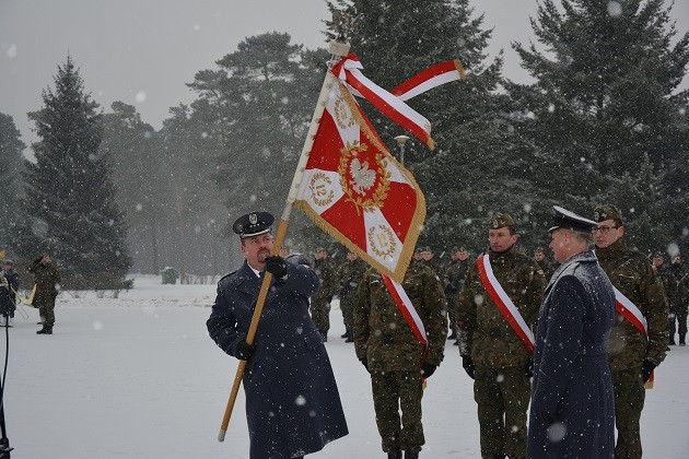 Sztandar w śniegu