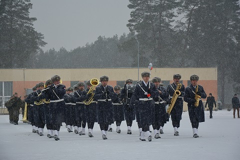 Sztandar w śniegu