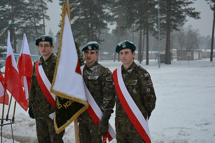 Sztandar w śniegu