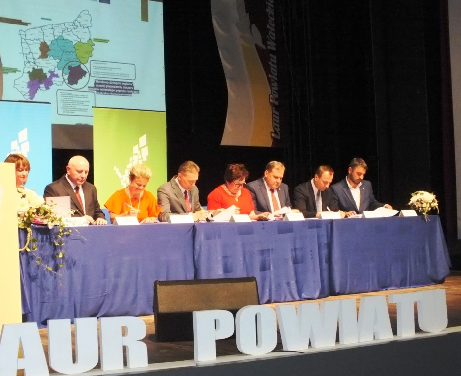 Kontrakt podpisany, laury rozdane