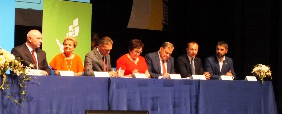 Kontrakt podpisany, laury rozdane