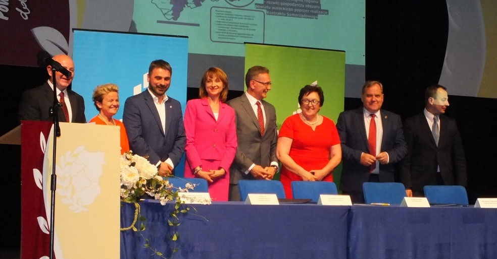 Kontrakt podpisany, laury rozdane