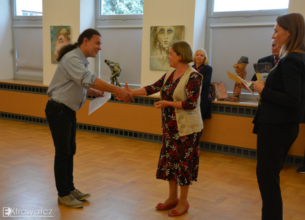 Przegląd prac artystów bez artystów