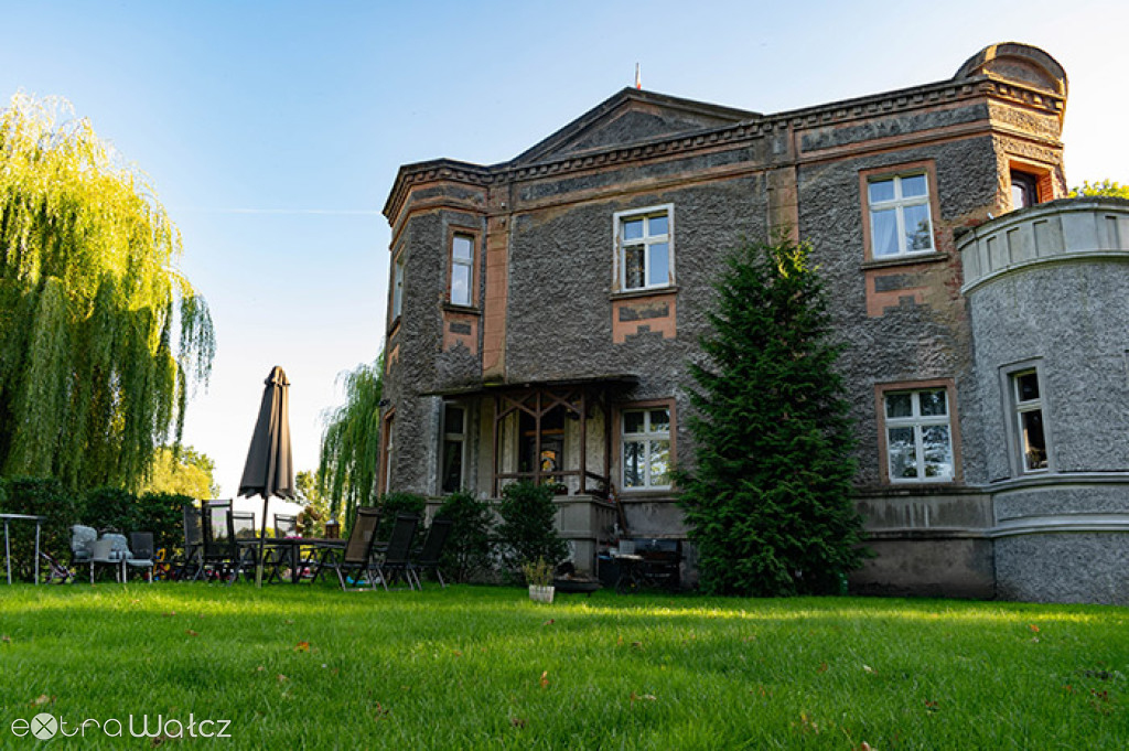 Perła w gminie Wałcz. Pałac w Wiesiółce