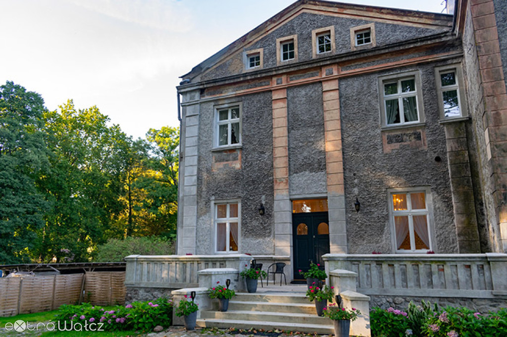 Perła w gminie Wałcz. Pałac w Wiesiółce