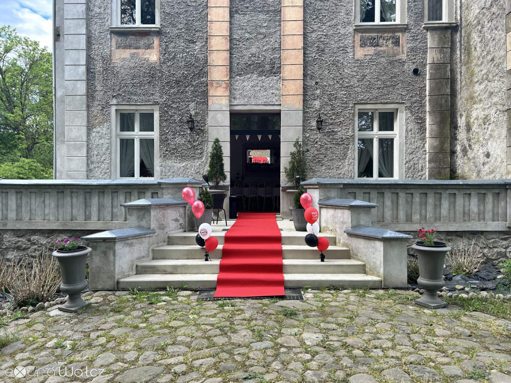 Perła w gminie Wałcz. Pałac w Wiesiółce