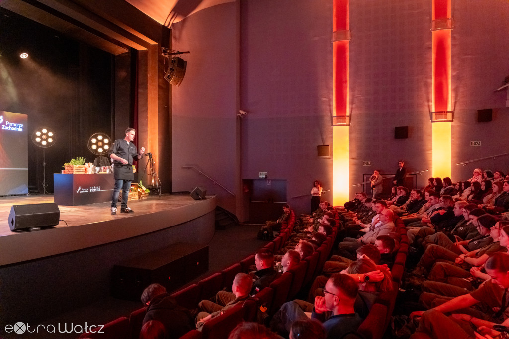 Mistrzowie Pomorza Zachodniego, wałecka szkoła zwycięża