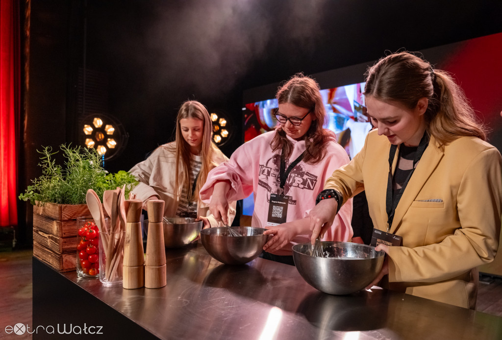 Mistrzowie Pomorza Zachodniego, wałecka szkoła zwycięża