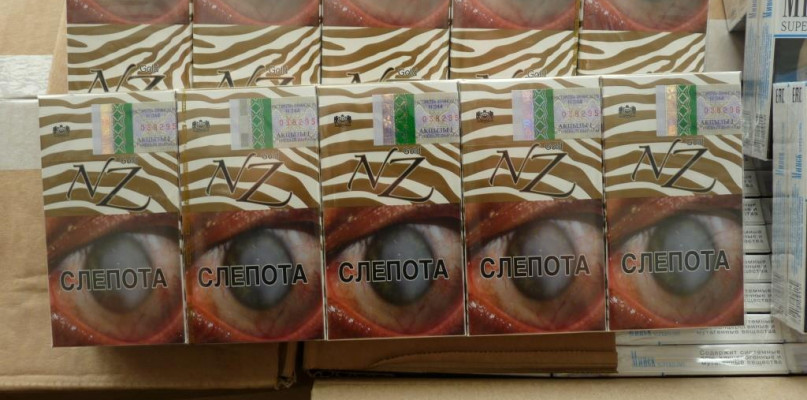 Papierosy z białoruskimi znakami akcyzy  w samochodzie