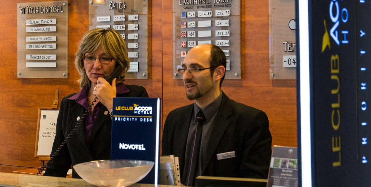 Dlaczego lada recepcyjna może Ci się przydać podczas imprezy branżowej?