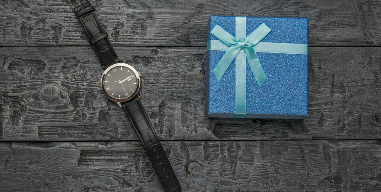 Podaruj bliskiej osobie zegarek – podpowiadamy gdzie możesz znaleźć odpowiednie pr