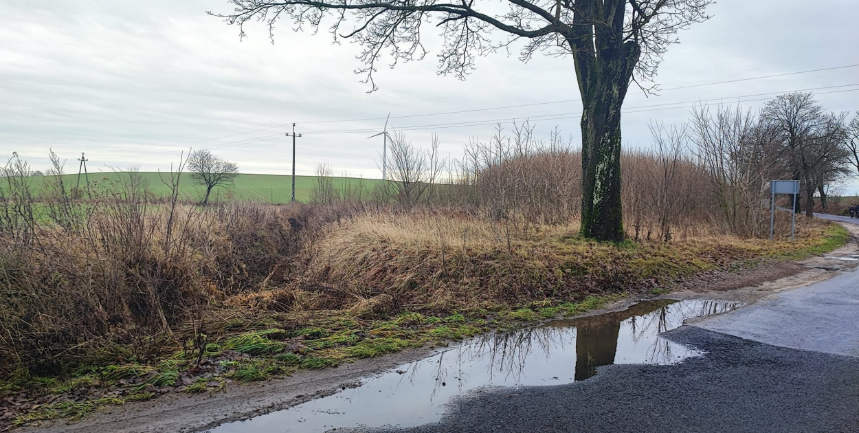 Dziury i udręka w końcu znikną? Remont drogi w Różewie rozpoczęty !