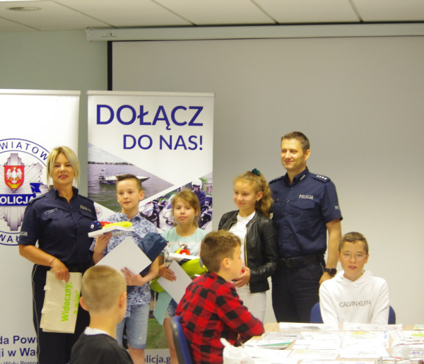 Komendant Powiatowy Policji w Wałczu wręczył nagrody zwycięzcom konkursu plastyczn-5979