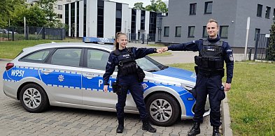 Błyskawiczna interwencja wałeckich policjantów. Uratowali kobietę z płonącego mies-13504