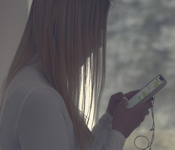 Odgórny zakaz telefonów w szkołach? MEN zdradza plany zmian-13569