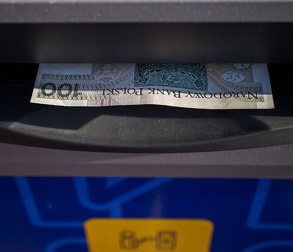 Nowy cennik usług bankowych. Klienci zapłacą więcej już od listopada-14098