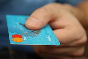 Fiskus skontroluje płatności kartą Polaków? Resort zabiera głos-14877