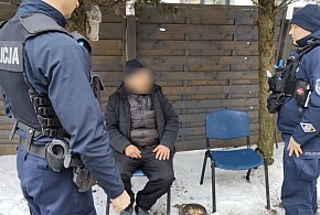 Leżał w śniegu-15271