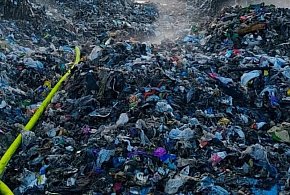 Groźny pożar sortowni odpadów w gminie Mirosławiec.