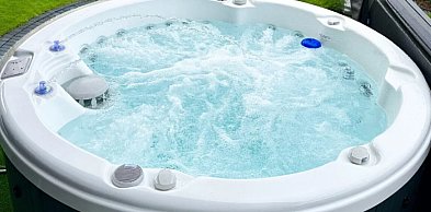 Jacuzzi spa jako centrum domowego relaksu przez cały rok