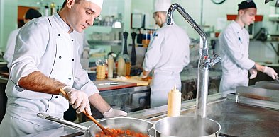 Naczynia gastronomiczne — jakie rozwiązania sprawdzają się w intensywnej pracy