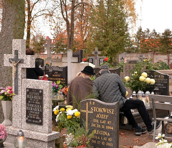 Savoir-vivre na 1 listopada. Jak się zachować podczas wizyty na cmentarzu?-14732