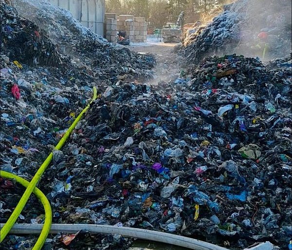 Groźny pożar sortowni odpadów w gminie Mirosławiec.