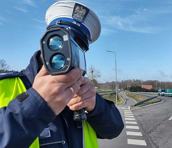 Prędkość to był dopiero początek. Chciał przekupić policjantów,