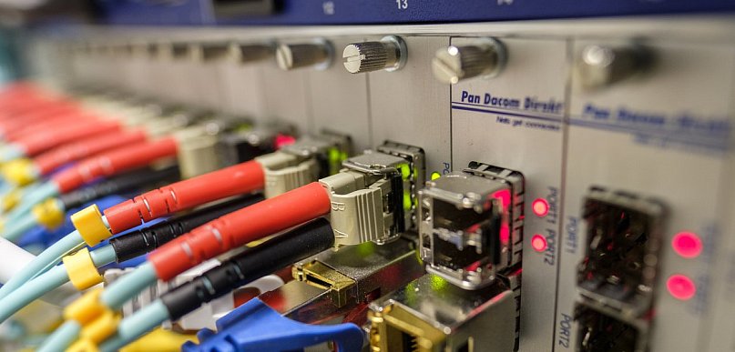 Zamów złącza i wiązki dopasowane do wymagań przemysłu