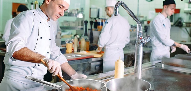 Naczynia gastronomiczne — jakie rozwiązania sprawdzają się w intensywnej pracy