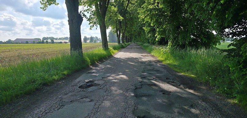 Problem z drogą w Różewie. Czyli kulisy drogowej układanki w powiecie.