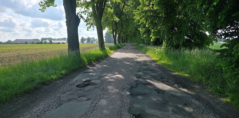Problem z drogą w Różewie. Czyli kulisy drogowej układanki w powiecie.