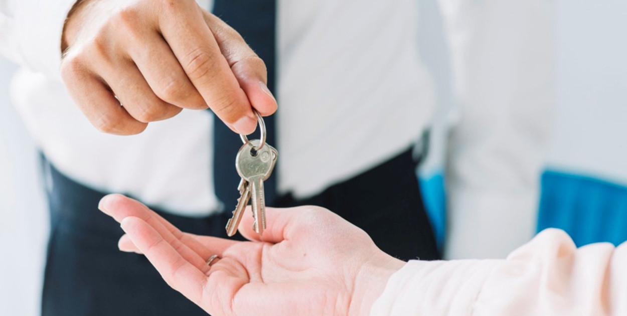 Dlaczego warto korzystać z usług biura nieruchomości przy sprzedaży mieszkania