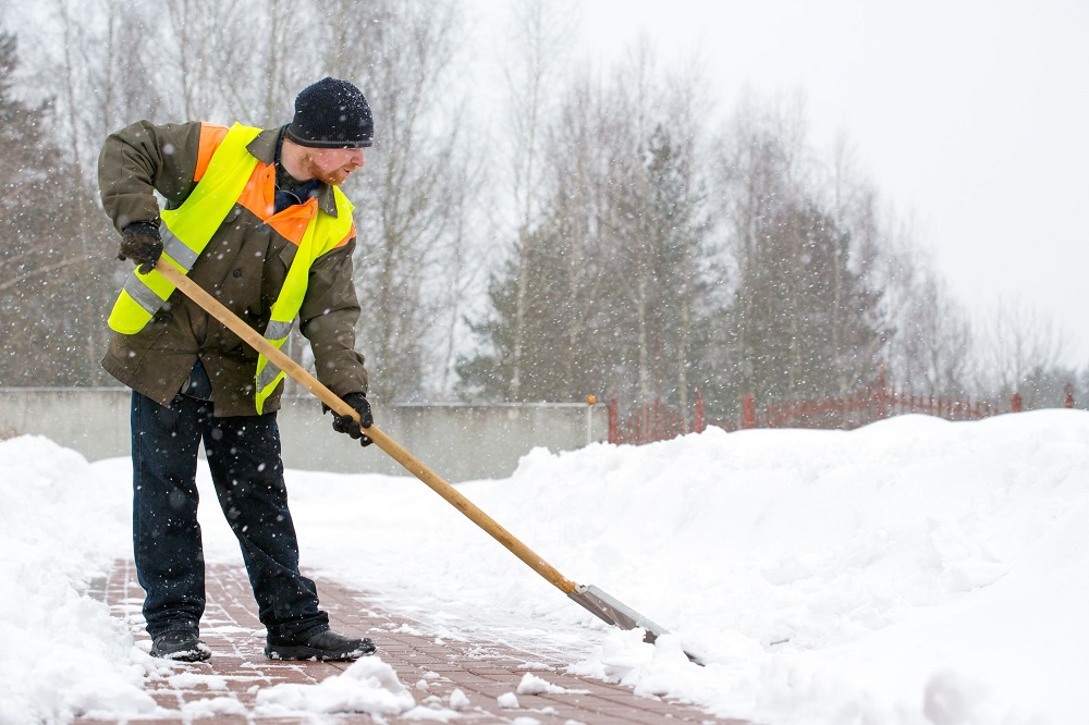 W niektóre zimowe dni na odśnieżenie chodnika można stracić dużo czasu. Szczególnie , gdy ciągle pada śnieg.